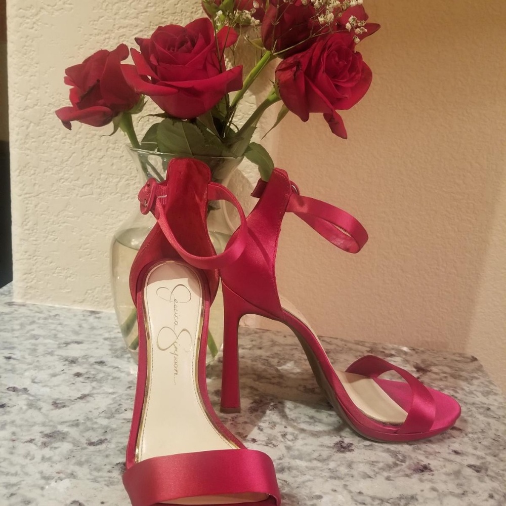 Size 7 Jessica Simpson pressy satin heels